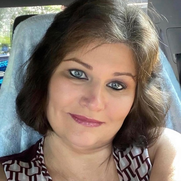 Meet your Posher, Lisa - Picture 1 of 1